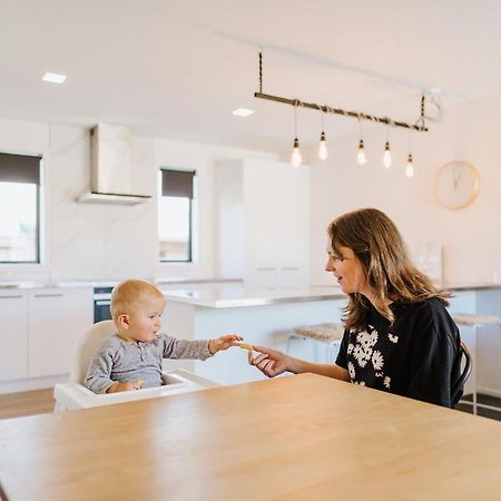 5 - Delightful Space In Tranquil Neighbourhood, Close To The Lake ワナカ エクステリア 写真
