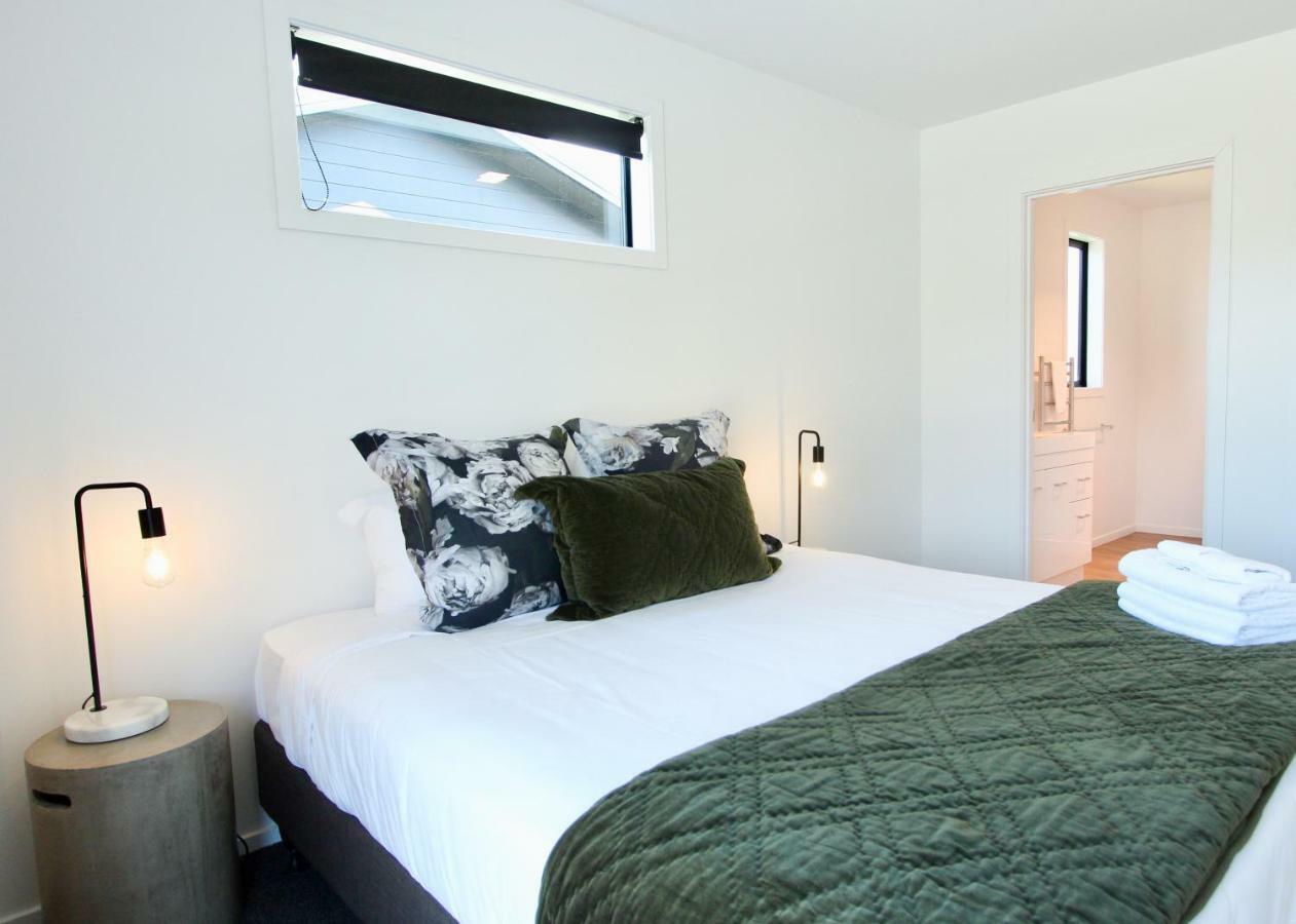 5 - Delightful Space In Tranquil Neighbourhood, Close To The Lake ワナカ エクステリア 写真